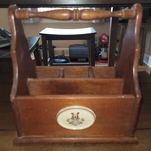 vintage wooden caddy features the Pfaltzgraff Yorktowne medallion pattern